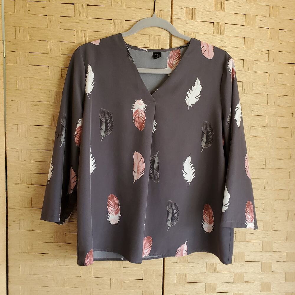SHEIN Blouse Size L Grey V-Neck 3/4 Sleeve Feather Print
